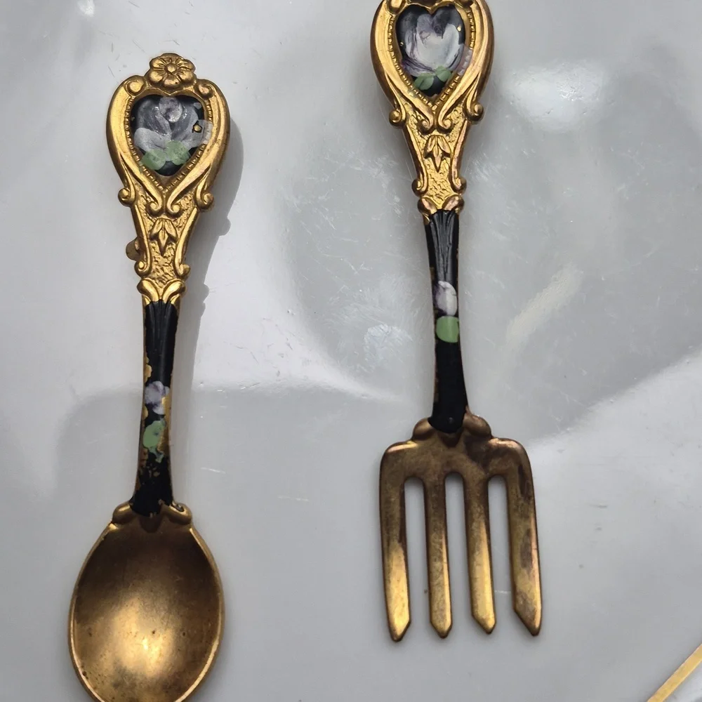 Vintage Circa fork & spoon Handpainted pins brooches gold tone metal